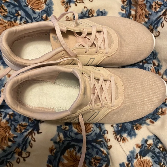 2 pairs Gently used New Balance Athletic shoes - Picture 4 of 7